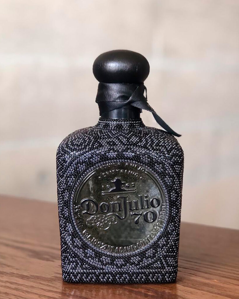 Botella Don Julio 70 con arte huichol MARAKARTE